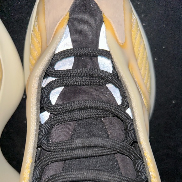 Adidas Yeezy 700 V3 - Picture 13 of 15